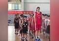 Wow! Gadis Muda Ini Punya Tinggi 2,26 Meter di Usianya yang Masih 14 Tahun, Netizen: Masa Depan Bola Basket Putri China Bergantung pada Anda!