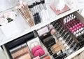 Mulai Sekarang Stop Beli Rak Mahal untuk Simpan Makeup, Ibu-ibu Coba Manfaatkan Loyang Hingga Toples Kaca di Rumah, Ajaib Hasilnya!