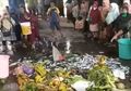 Tolak PPKM Diperpanjang, Emak-emak Demo Hamburkan Ikan dan Sayur di Kantor Bupati