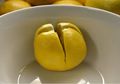 Beneran Bakal Nyesel Kalo Gak Pernah Mencobanya, Coba Iris Lemon dengan Wujud Seperti Ini Kemudian Letakkan di Samping Tempat Tidur Ada, Lihatlah Ini yang Akan Terjadi