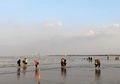 Nikmati Piknik Sambil Coba Pengobatan Alternatif, Lokasi Wisata Pantai di Cirebon Ini Tawarkan Pengalaman Berendam untuk Sembuhkan Stroke