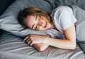 Semudah Itu Hadirkan Kamar Tidur Adem Tanpa AC, Tinggal Modal Botol Air Es dan Seprai, Begini Caranya!