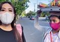 Sungguh Tak Terduga! Tertangkap Kamera Ibu Penjual Buah Tolak Dagangannya Diborong oleh Seorang Youtuber, Alasannya Bikin Meleleh