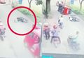 CCTV: Viral Tindakan Heroik Sopir Angkot Banting Setir hingga Tabrak Pohon untuk Hindari Pengendara Motor yang Jatuh karena Diduga Hilang Fokus