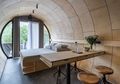 Dibangun dengan Teknik Rekayasa Kompleks seperti di Kapal, Rumah dari Baja Tanpa Jahitan Ini Berbentuk Pipa dengan Interior Modern