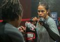 Halle Berry Ceritain Pengalaman Patah Tulang Rusuk Saat Syuting Film MMA 'Bruised'