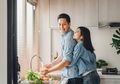 5 Cara Menjadi Pendengar yang Baik untuk Pasangan, Yuk Coba Ikuti!
