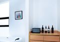 Kamar Mandi Pasangan Muda Ini Didesain Tanpa Pintu dan Bisa Bersantai Layaknya di Bar