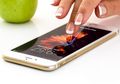Salah! Ternyata Membersihkan Layar Smartphone Menggunakan Cairan dan Benda Ini Malah Bisa Membuatnya Rusak