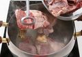 Masih Pusing Cari Cara Merebus Daging Agar Cepat Empuk? Ternyata Satu Bahan Dapur Ini Mantep Banget untuk Mengatasi Daging Alot Ketika Direbus