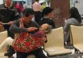 Bak Ingin Buktikan Kalimat 'Uang Bisa Dicari, Kesempatan Mengasihi Ibu Tak Bisa Kembali', para Pria Ini Terekam Kamera Sedang Menggendong Ibu Mereka, Bikin Air Mata Sulit Dibendung