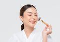 4 Rekomendasi Bedak Tabur Murah Bikin Makeup Flawless dan Tahan Lama
