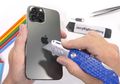 Uji Ketahanan iPhone 13 Pro Max dengan Dibakar dan Disilet, Masih Kuat?