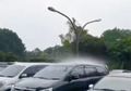 Bikin Netizen Melongo! Viral Video Hujan Deras yang Hanya di Atas Satu Mobil Saja, Netizen Bercanda: Mobil Sedang Menangis