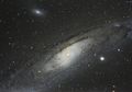 Singkap Misteri Puluhan Tahun: Bentuk Aneh di Pusat Galaksi Andromeda