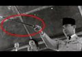 Sering Dipercaya Ada Azimat Kesaktian di Balik Tongkat Soekarno, Konon Pusaka Sakti Milik Gajah Mada Ini Tersembunyi dan Dipegang oleh Si Bung, Apa Itu?