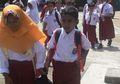 Mirip Children of Heaven, Kakak Adik di Baubau Gantian Pakai Sepatu demi Bisa Sekolah
