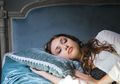 Kaget Saat Bercermin Wajah Tampak Seperti 'Muka Bantal' Setelah Bangun Tidur, Begini Cara Mencegahnya