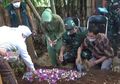 Belasungkawa Sedalam-dalamnya, KSAD Dudung Abdurachman Lakukan Hal Ini ke Ayah Korban Kecelakaan di Nagreg