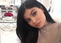 7 Langkah Mudah Bikin Bibir Tebal dan Penuh Seperti Kylie Jenner