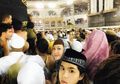 Foto-Foto Dul Menangis Tiga Kali di Ka'bah saat Umroh yang Diupload Oleh Ibunya, Maia Estianty