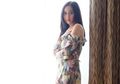 Tampil Dengan Dress Hitam, 3 Foto Ini Bikin Aura Kasih Kelihatan Seksi Banget
