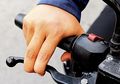 Sering Dilakukan Pemotor, Kebiasaan Menempel Jari di Tuas Rem Ternyata Salah