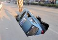 Tips Menghindari Jalan Berlubang Saat Naik Mobil
