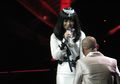 Indonesian Idol 2014 : Husein "Meminang" Rossa dengan Bismillah!