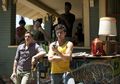 Zac Efron dan Seth Rogen Bertetangga dan Saling Serang