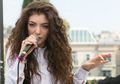 Nurutin Orang Tua, Lorde Tunda Agenda Konser