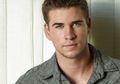 Lewat 'The Raven', Liam Hemsworth Akhirnya Main Film 'Jantan' Lagi