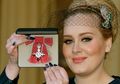 Digelari MBE Oleh Kerajaan Inggris, Adele Bangga