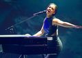 Alicia Keys "On Fire" dalam Konsernya