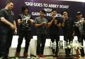 Berangkat Rekaman Ke Abbey Road, Gigi mendapat Miniatur Pesawat Garuda