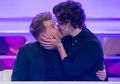 Harry Styles One Direction Cium Seorang Cowok!