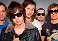 Dua Gitaris The Strokes Duet Bawakan Lagu Bob Dylan