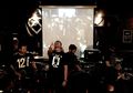 Kata Thirteen Tentang Alone At Last