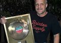 Gold record award Mark Evans 'AC/DC' untuk album High Voltage terjual $ 4.200 di eBay.