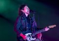 Pearl Jam Gebet Josh Homme di Lagu 'In The Moonlight'