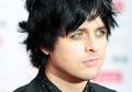 Billie Joe Armstrong Menderita Influenza dan Dehidrasi Berat