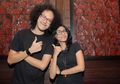 Endah N Resha Setia Dengan iPad