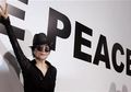 Yoko Ono Serang Wartawan