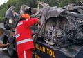 4 Mahasiswa Binus Tewas Terbakar di Dalam Mobil Karena Menabrak Truk :(