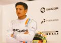 Netizen Bandingkan Metromini Jakarta dengan Mobil Balap F1 Rio Haryanto?