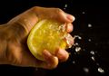 Ganti Kebiasaan Minum Teh atau Kopi di Pagi Hari dengan Air Lemon, Manfaatnya Banyak banget Lho!