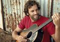 5 Lagu Ini Asik Banget Didengerin Sambil Ngopi dan Baca Buku