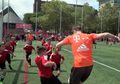 Pertandingan Kocak Dua Pemain Bayern Muenchen vs 40 Anak Kecil, Siapa yang Menang?