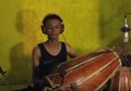 Keren! Cowok Indonesia Ini Cover Lagu System Of A Down Pake Gendang!