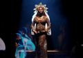 Wow, Butuh 50 Orang Untuk Menjahit Gaun Grammy Beyonce!